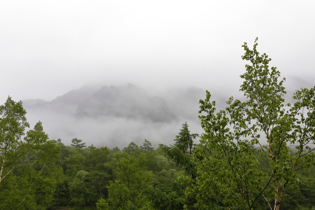 雨雲覆う六百山