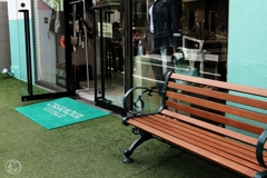 ベンチのある店
