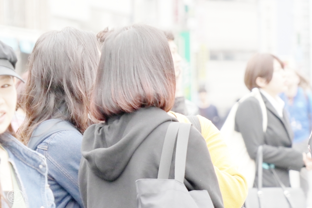 昼下がり 信号待ちの 人と人 ここは新宿 南口陸橋