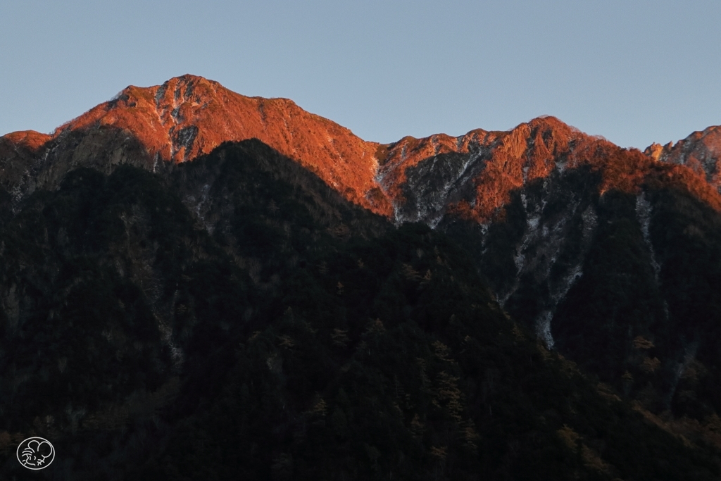 山肌を襲う影