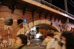 ガード下の明かり