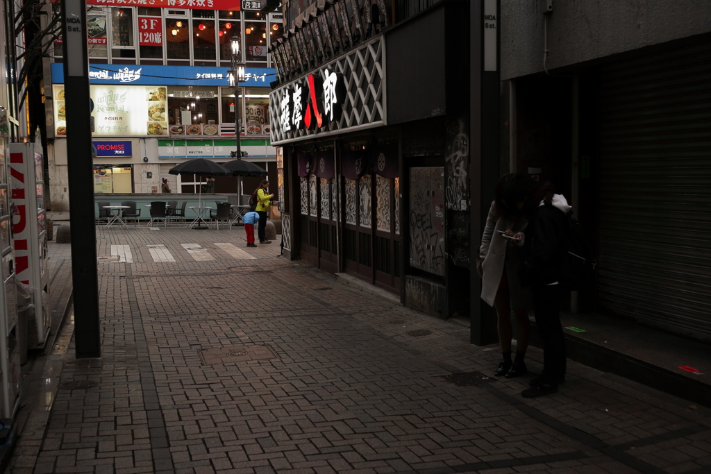 新宿横道日暮れ時