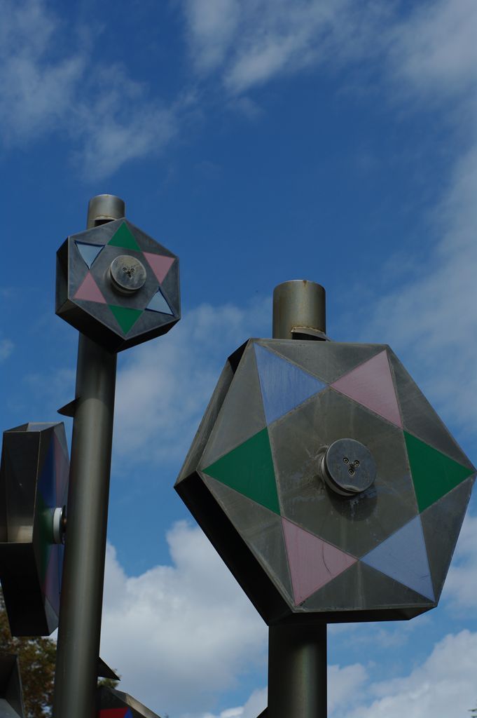 謎のオブジェと青い空