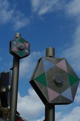 謎のオブジェと青い空