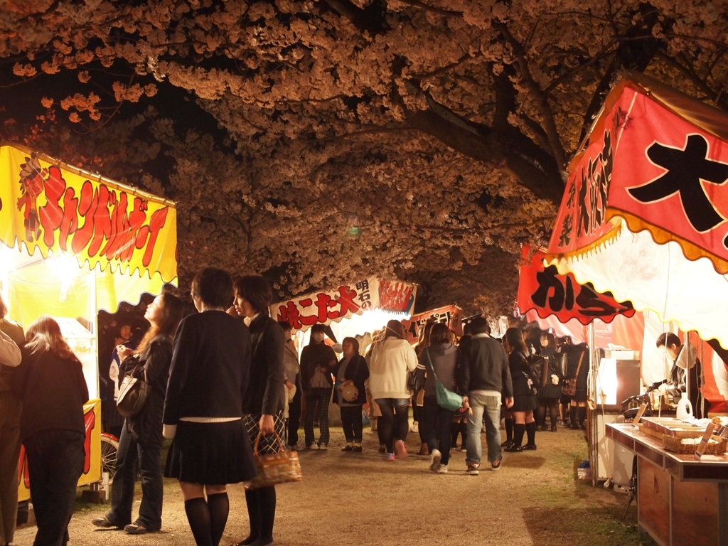 夜桜と屋台