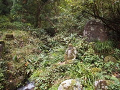 小川を見守る石像