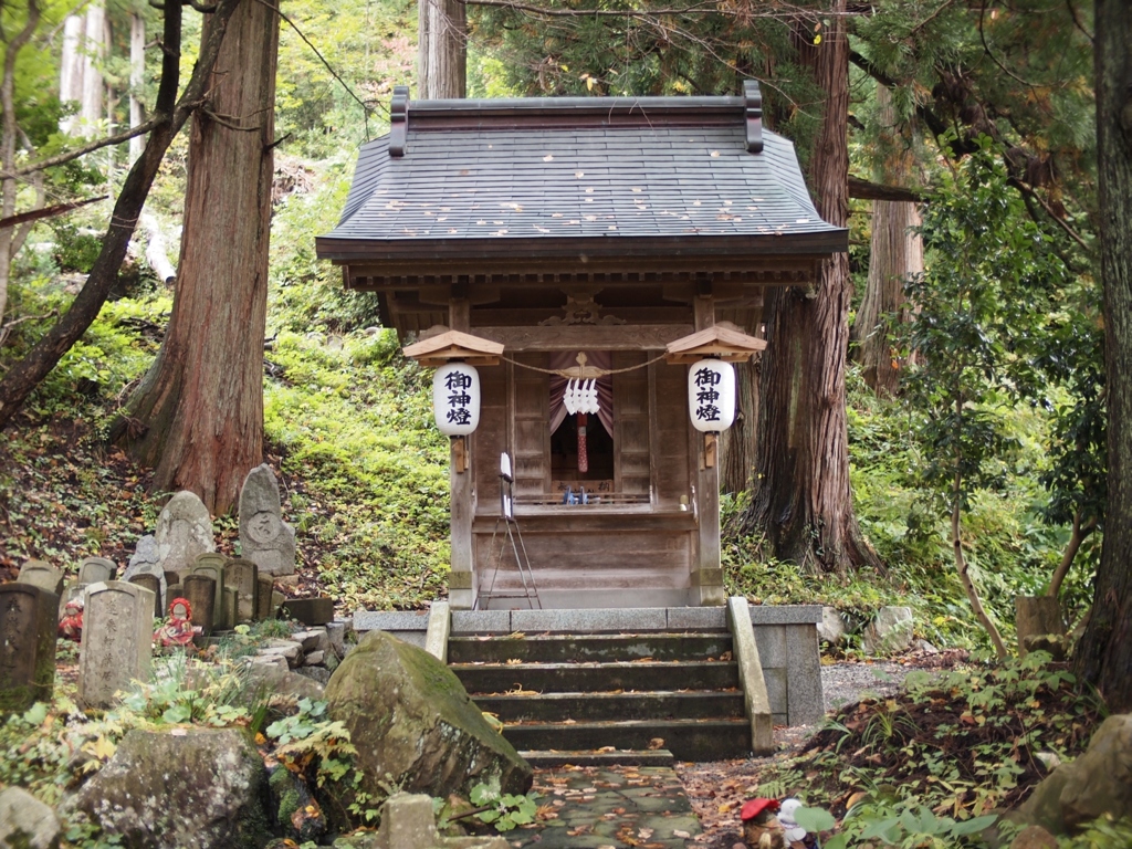 池のほとりの御堂