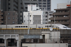 赤羽駅付近を疾走する新幹線