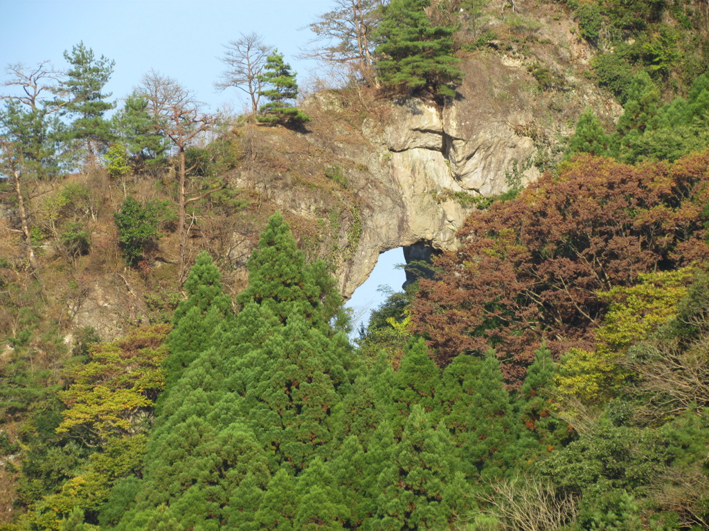 穴のあいてる岩