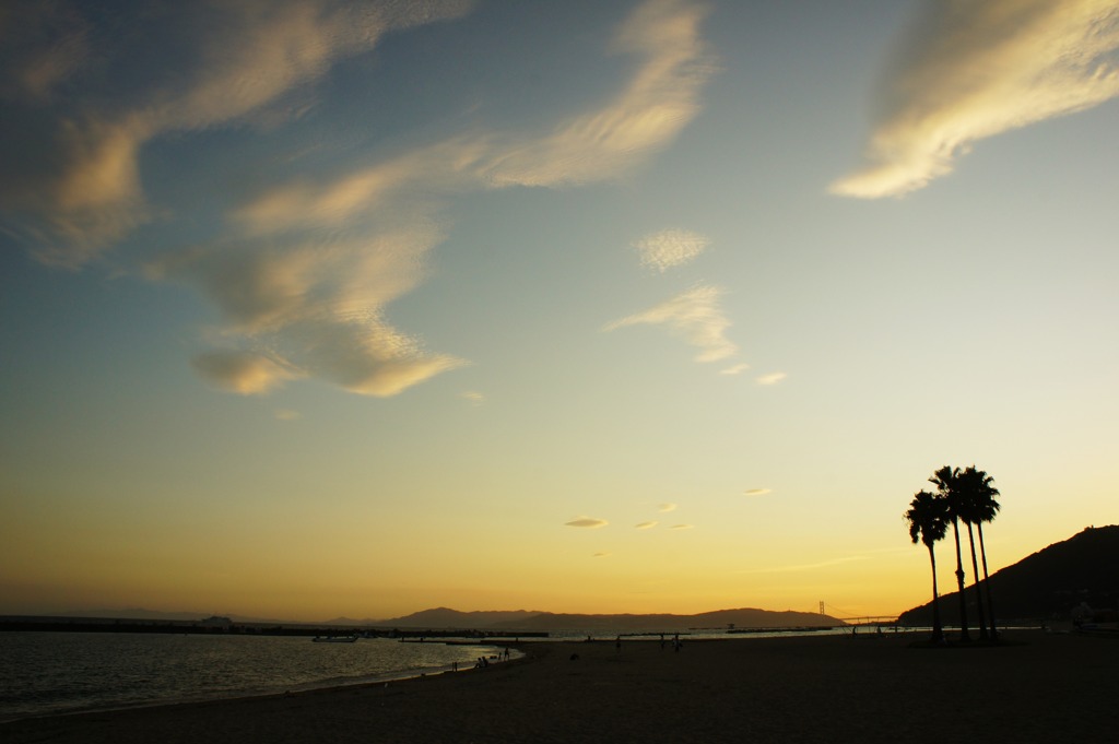 夏の須磨海岸の夕暮れ