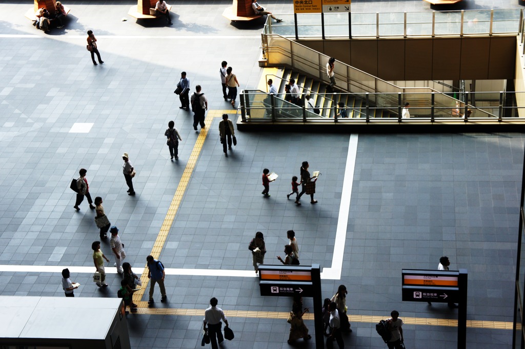 平日の午後(大阪駅)