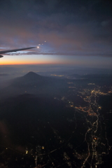 微かに明かりの残る西の空と富士山のシルエット