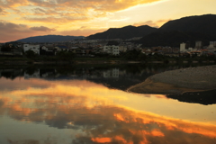 武庫川の川面は夕焼雲に赤く染められ