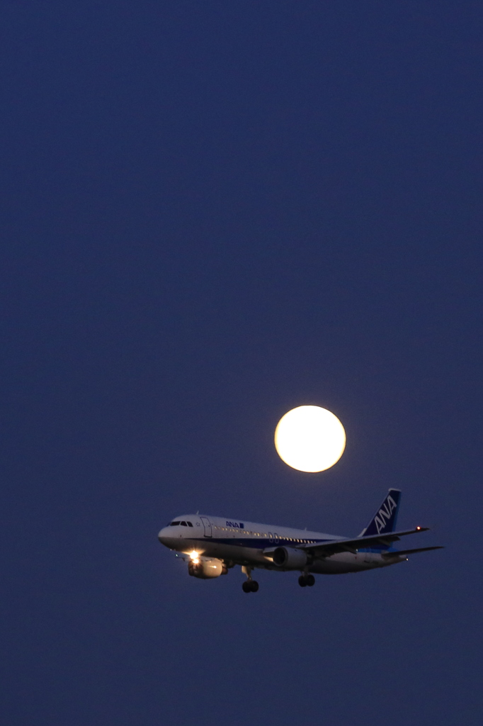 Full moon＆plane