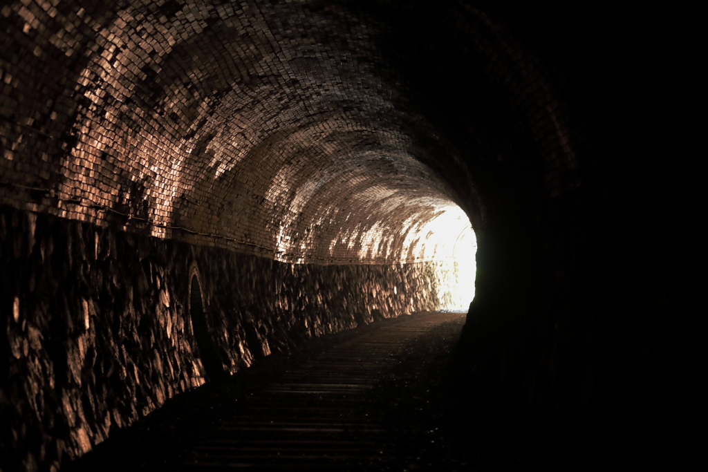 トンネルを照らすオレンジの光