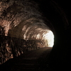 トンネルを照らすオレンジの光