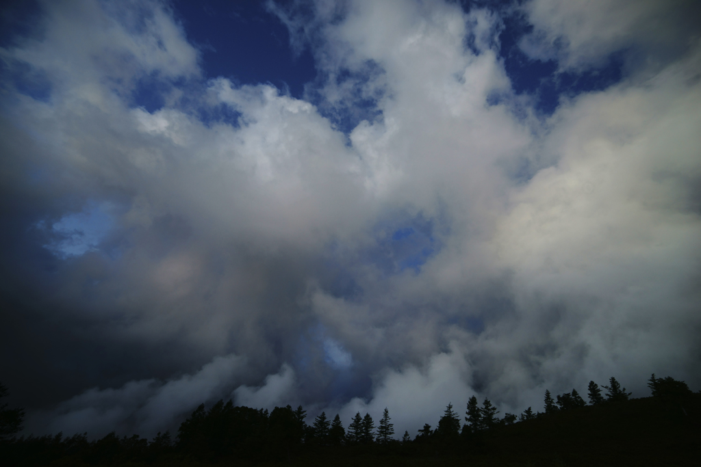 雲湧き出ずる処～甘利山山頂にて