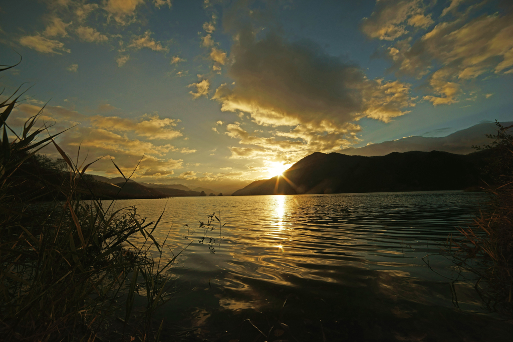 秋元湖岸にて朝日を臨む