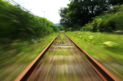 石炭を山積みした機関車が通った線路を走る