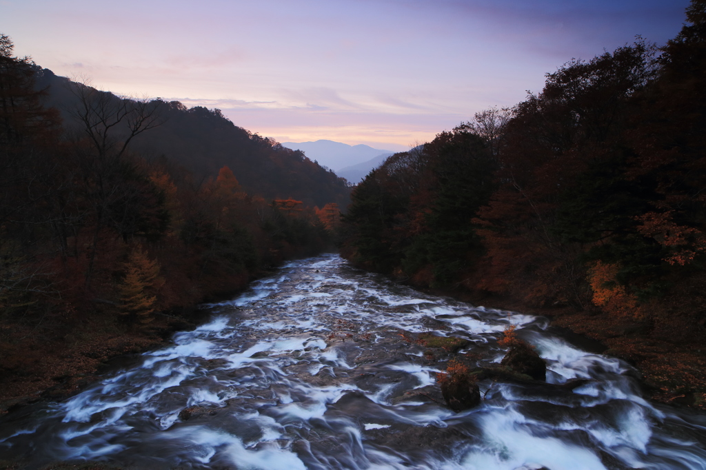 湯川の流れ～竜頭の滝に向かって