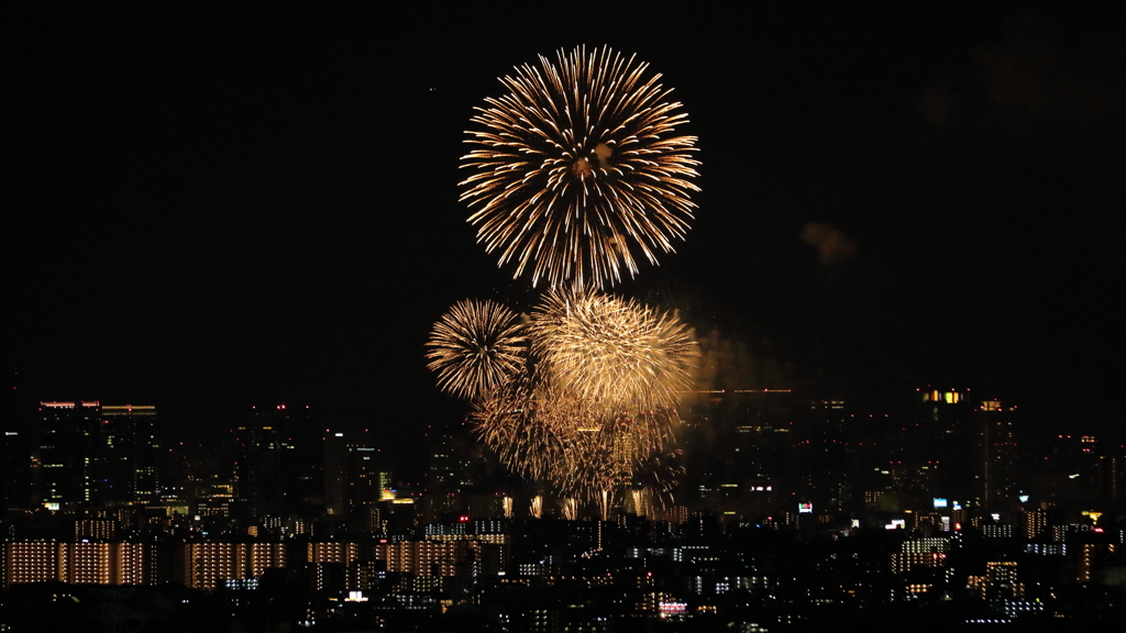 大阪の街に大輪の花火が打ち上げられ