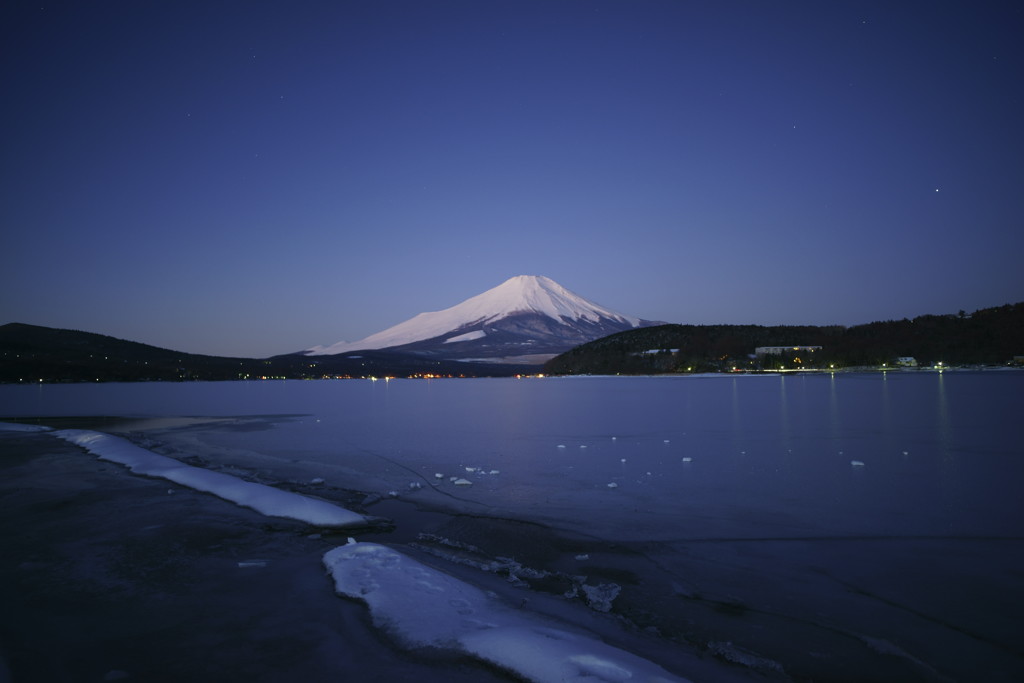夜明けの富士と凍結した氷が波のように押し寄せる山中湖