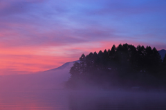 桧原湖の黎明　～湖面を漂う朝靄