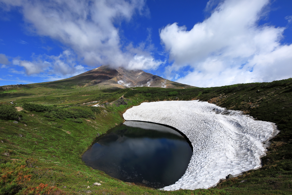擂鉢池の残雪と旭岳