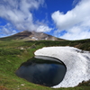 擂鉢池の残雪と旭岳