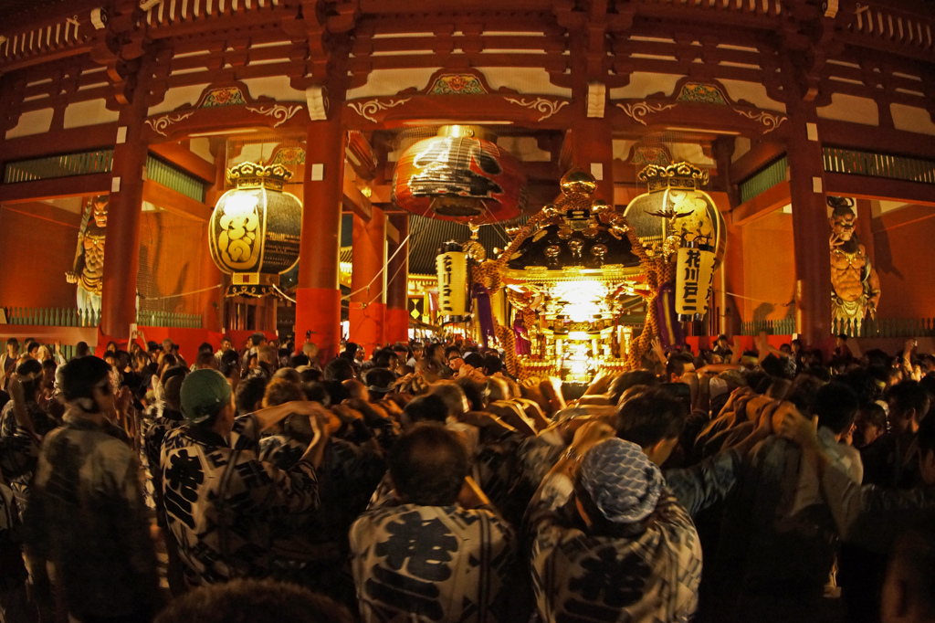 宝蔵門を抜けて～三社祭の夜