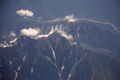 雪の残る鳥海山