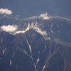 雪の残る鳥海山