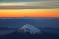 地平線はオレンジに染まり、富士に夜が訪れる