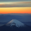 地平線はオレンジに染まり、富士に夜が訪れる