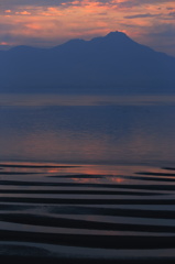 雲仙の山々に夕日が沈む