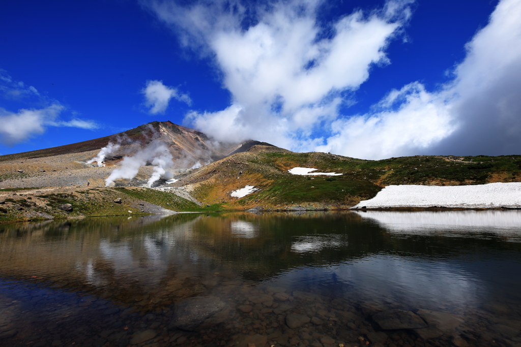 姿見の池に旭岳の荒ぶる山頂の姿を映して