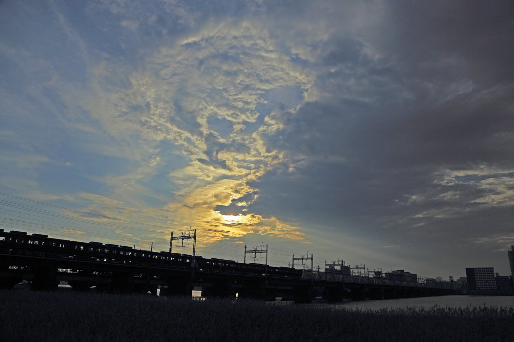 葦原を渡る風と沈む夕日