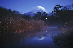 桂川の川面の靄と富士山の見える風景