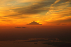 地上は霞み、天空は晴れる、富士の頂上は晴天なり