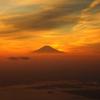 地上は霞み、天空は晴れる、富士の頂上は晴天なり