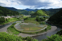 水田に水が張られたあらぎ島の風景