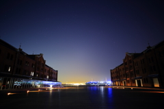 闇に潜む赤レンガ倉庫と大桟橋の青いライト