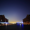 闇に潜む赤レンガ倉庫と大桟橋の青いライト