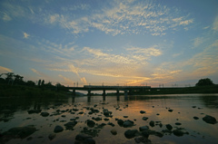 多摩川に夕日を映して
