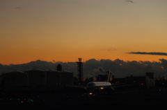 夕暮れの羽田空港２～Ｄ滑走路に向かう機内より