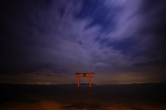 琵琶湖に浮かぶ赤い鳥居の見える風景