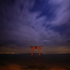 琵琶湖に浮かぶ赤い鳥居の見える風景