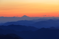 ２７３ｋｍの彼方より見る夜明けの富士山