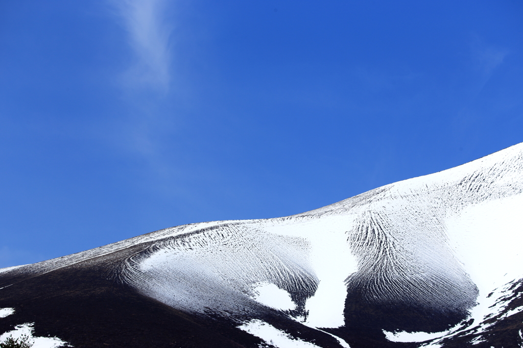 雪まだ残る浅間山