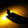 黄色い集魚灯の灯りに浮かびあがる漁の船